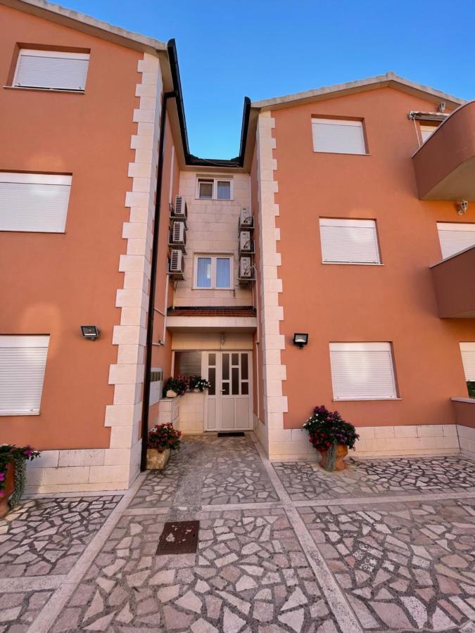 Apartman Jukic Hotel Marina Buitenkant foto